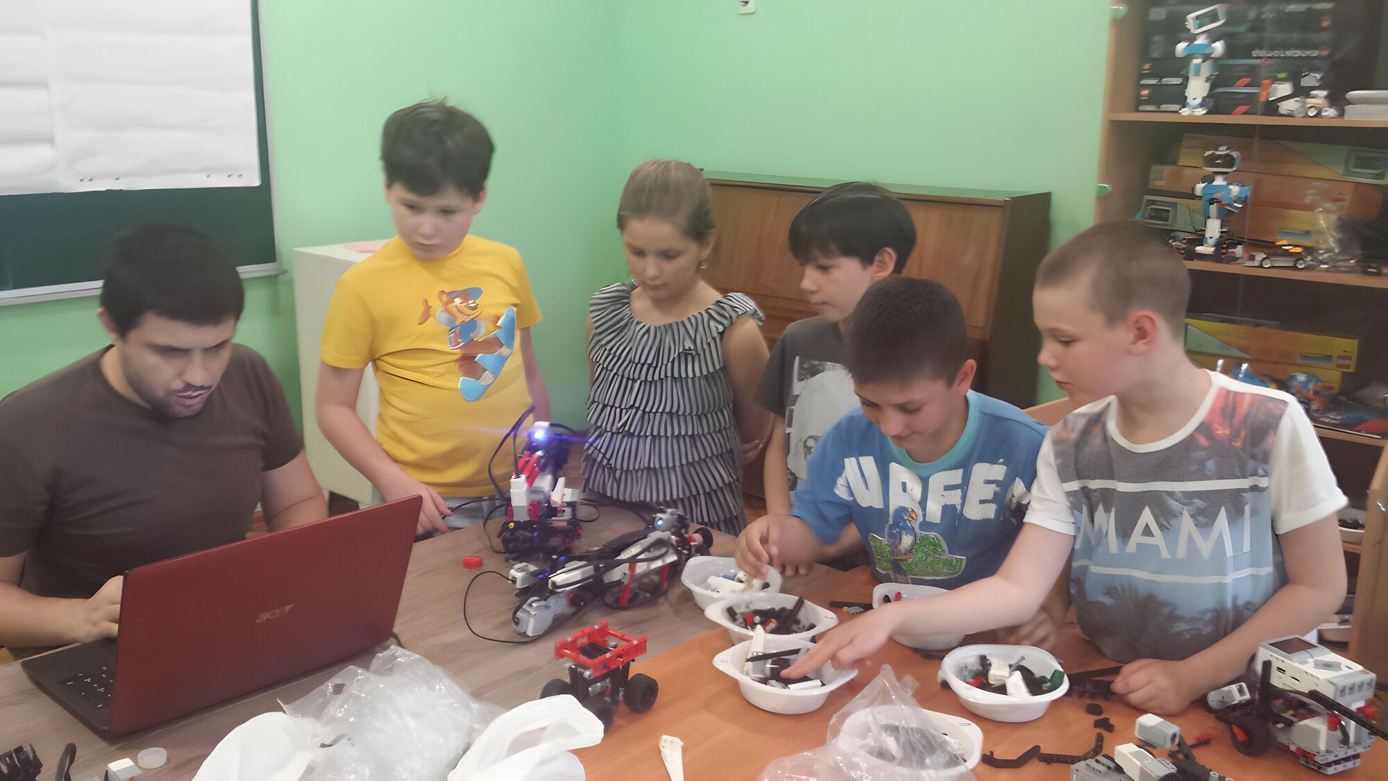 Студенти кафедри на занятті з робототехніки