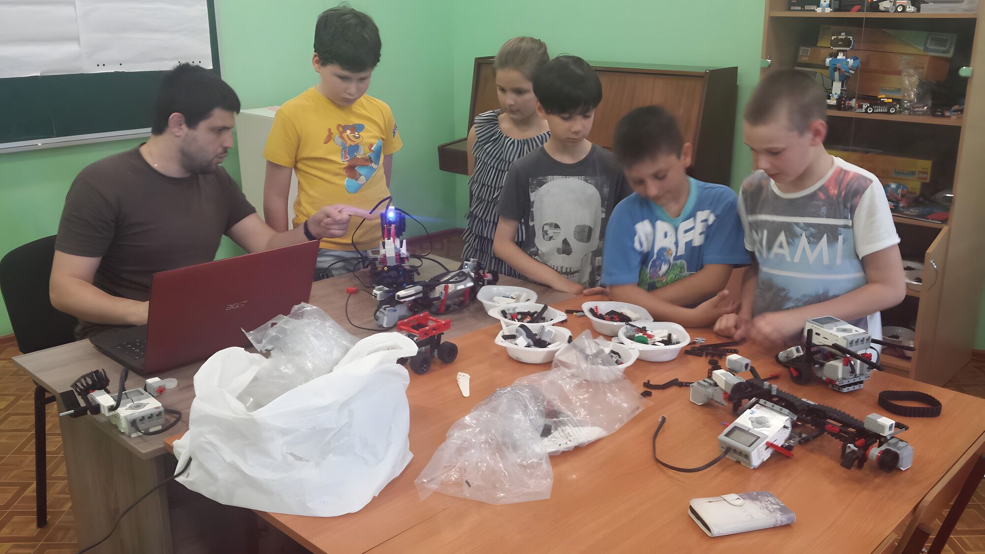 Студенти кафедри програмують роботів
