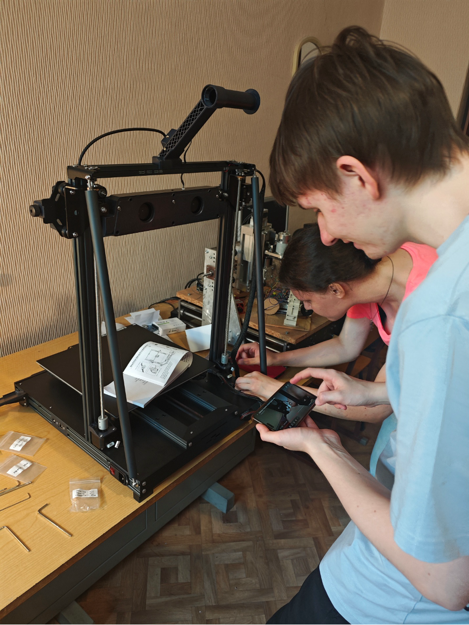 Викладачі та здобувачі освіти налаштовують 3D-принтер